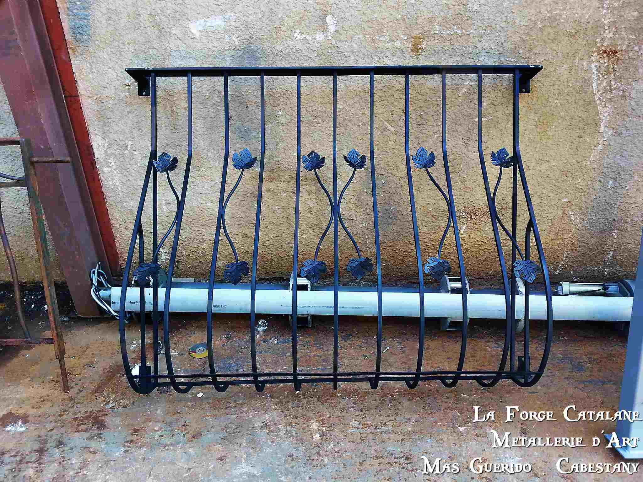 Grille galbee feuille vigne forge catalane.jpg